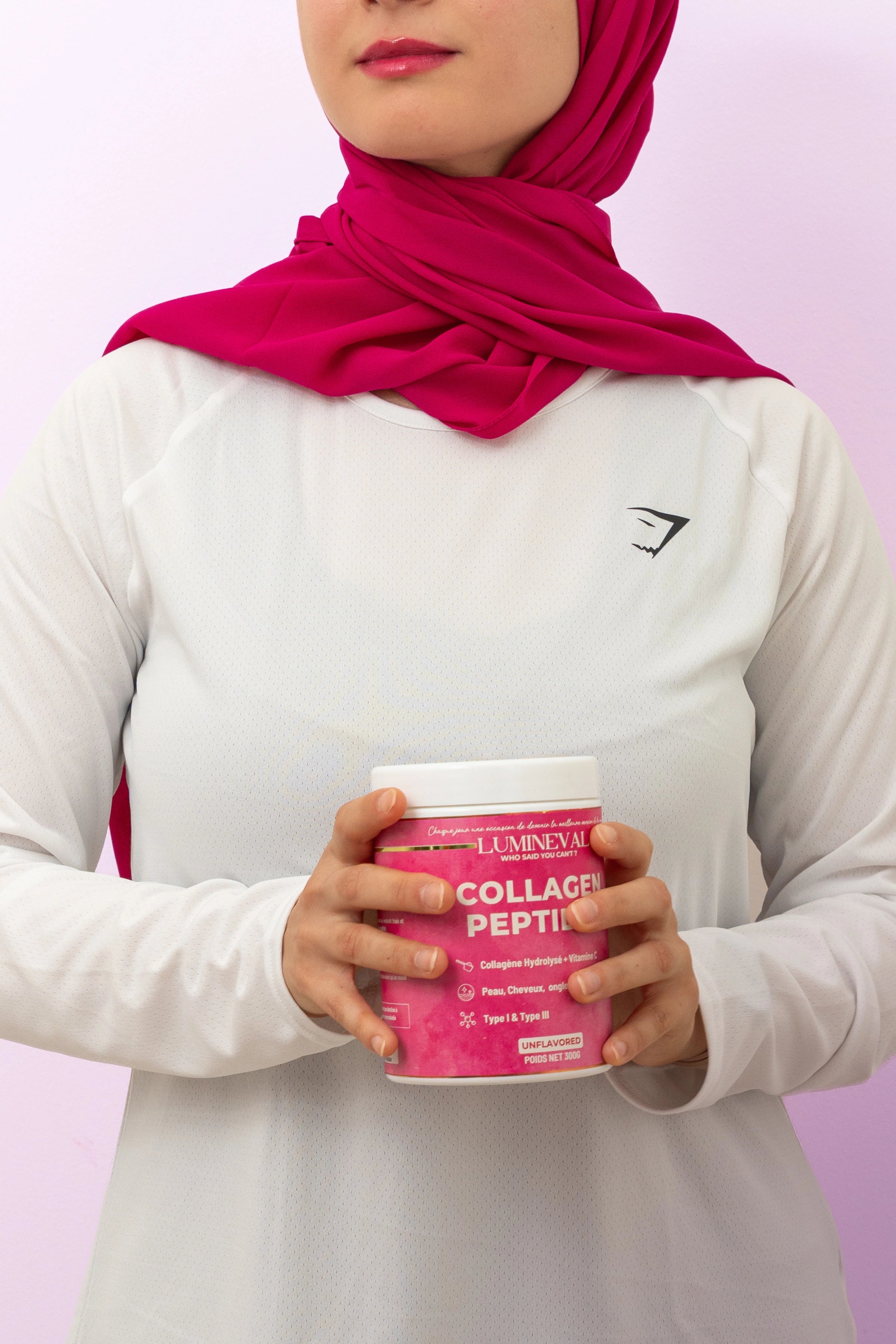 Femme souriante tenant le Collagen Peptides Lumineval